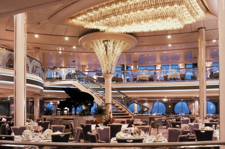 El impactante Restaurante Edelweiss en la popa del Rhapsody of the Seas CRUCEROS RHAPSODY OF THE SEAS ROYAL CARIBBEAN CRUISES OFERTAS CRUCEROS MEDITERRANEO CRUCEROS CARIBE ROYAL CARIBBEAN ISLAS GRIEGAS CRUCEROS ROMA CRUCEROS EUROPA